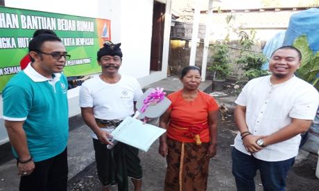 Kegiatan Kerja Bakti Bapak Angkat dan Penyerahan Bantuan Bedah Rumah oleh Wakil Walikota Denpasar